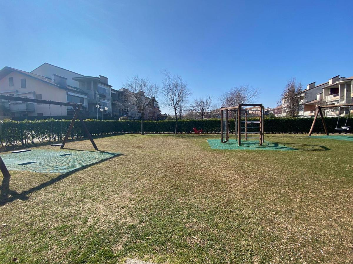 Apartment With Garden And Grill - Green Residence Sirmione Desenzano del Garda Exteriör bild