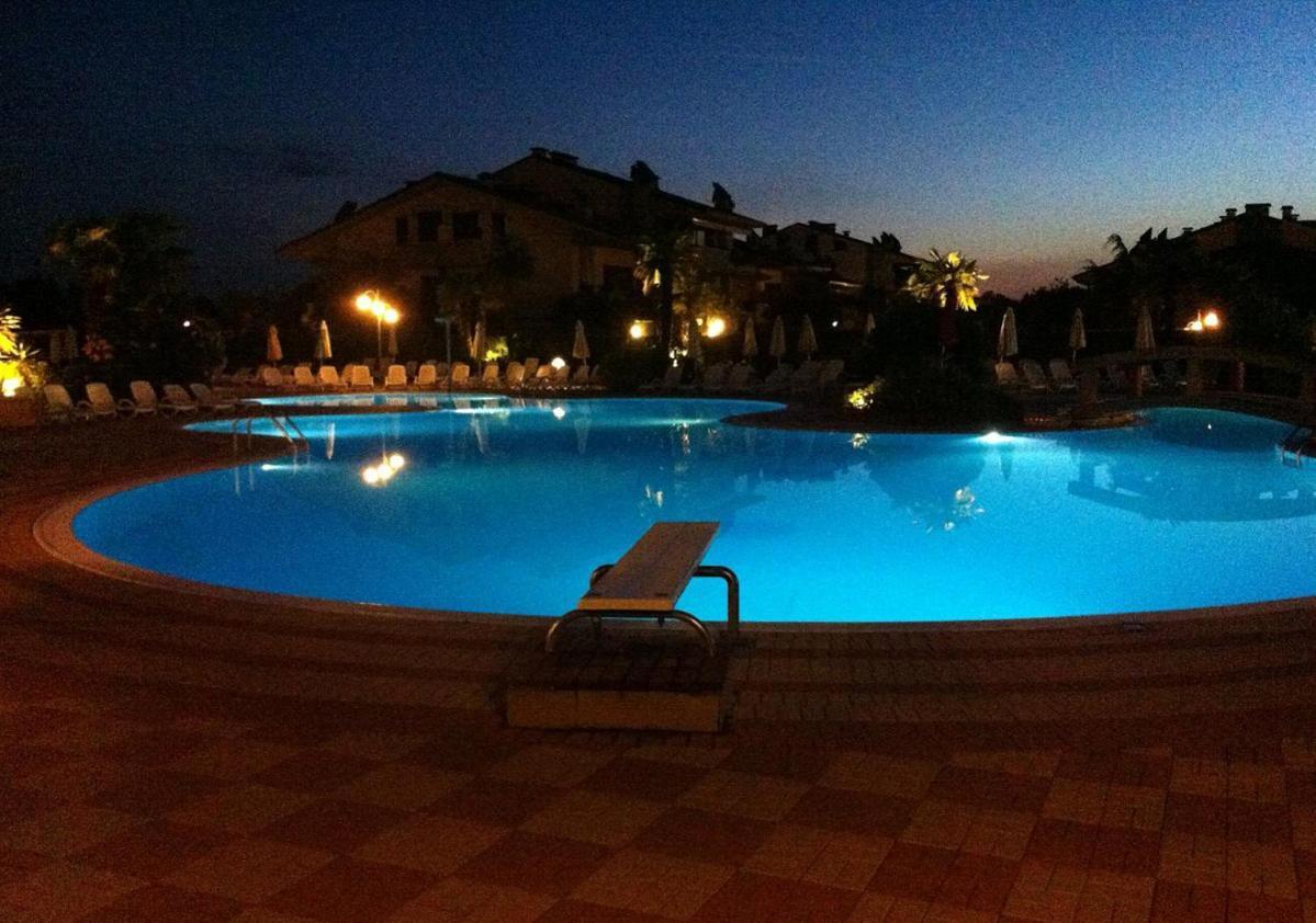 Apartment With Garden And Grill - Green Residence Sirmione Desenzano del Garda Exteriör bild